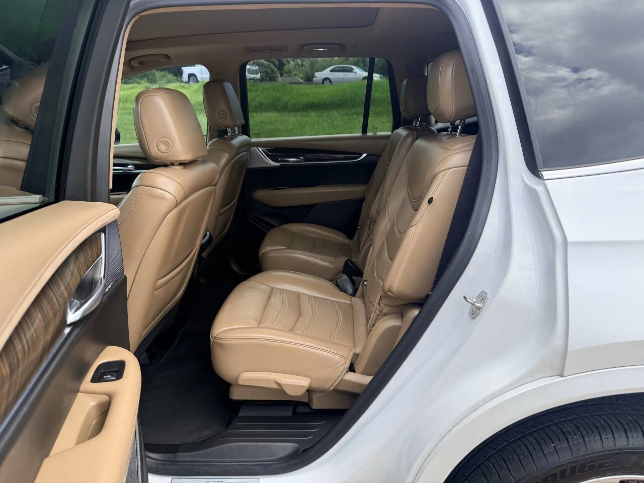 Used 2021 White Cadillac Premium Luxury 4x4 4dr SUV image 12