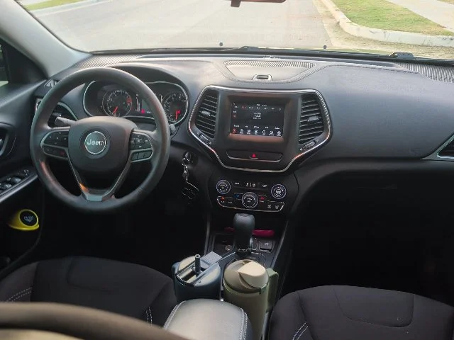 Used 2019 Black Jeep Latitude image 9