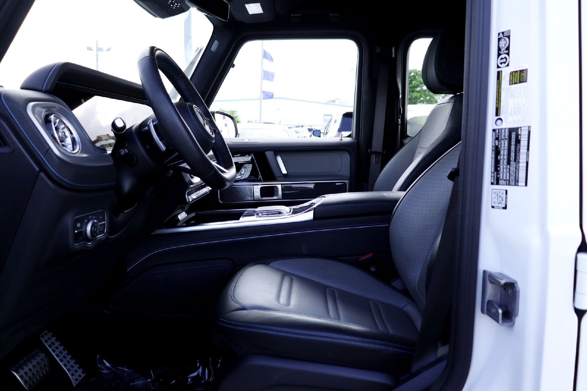 Used 2025 MANUFAKTUR Moonlight White Magno Mercedes-Benz G 580e image 9