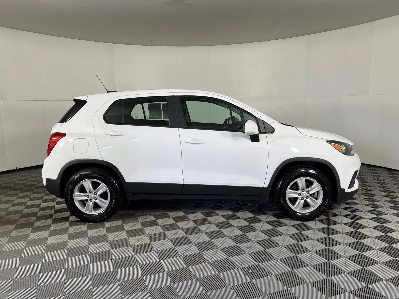 Used 2019 Summit White Chevrolet LS image 23