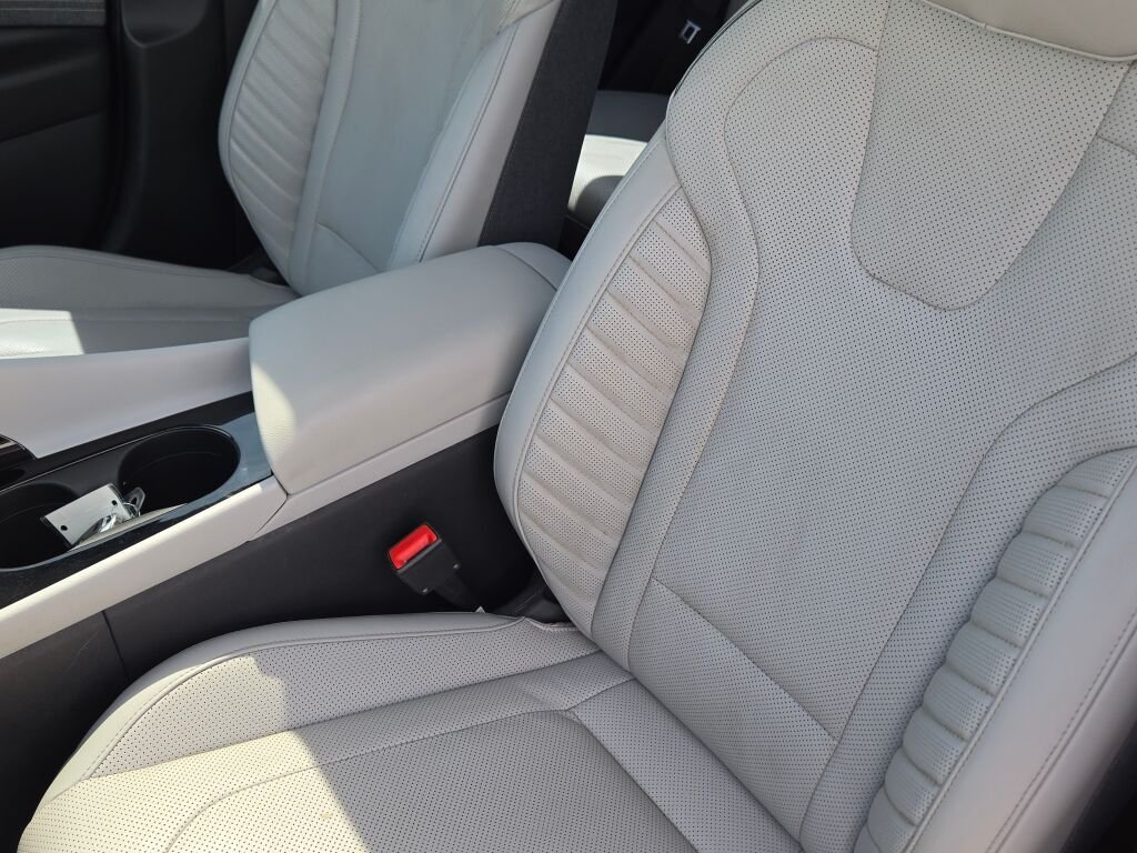 Used 2022 Black Hyundai Limited image 17