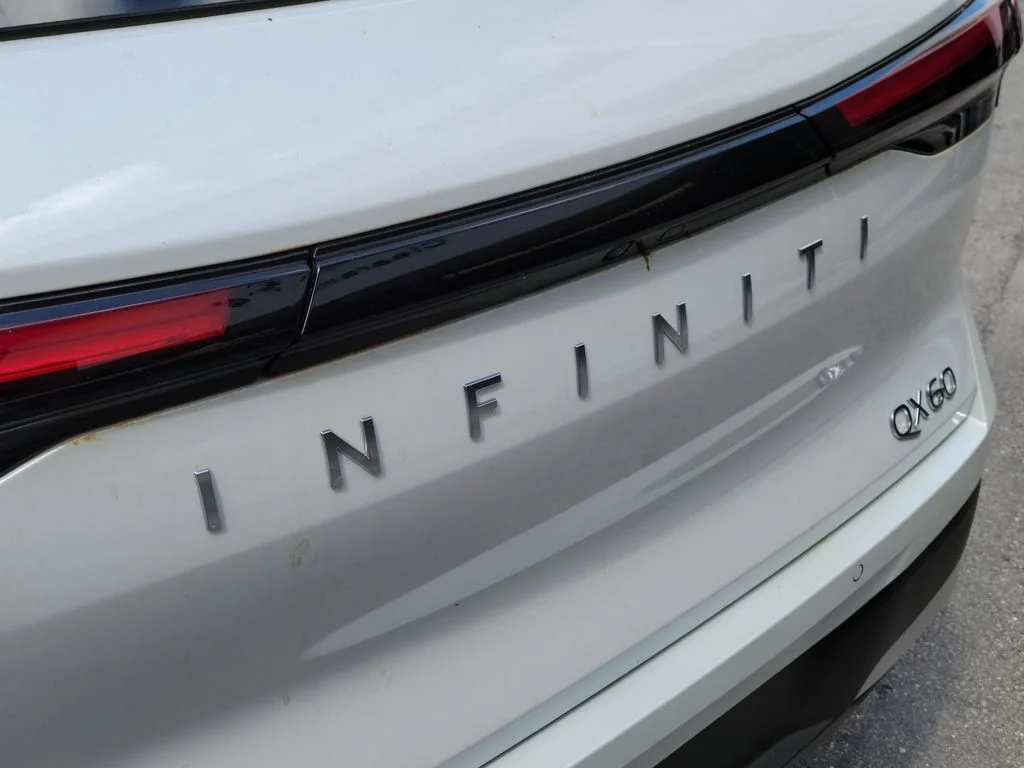 New 2027 RADIANT WHITE INFINITI Luxe FWD image 5