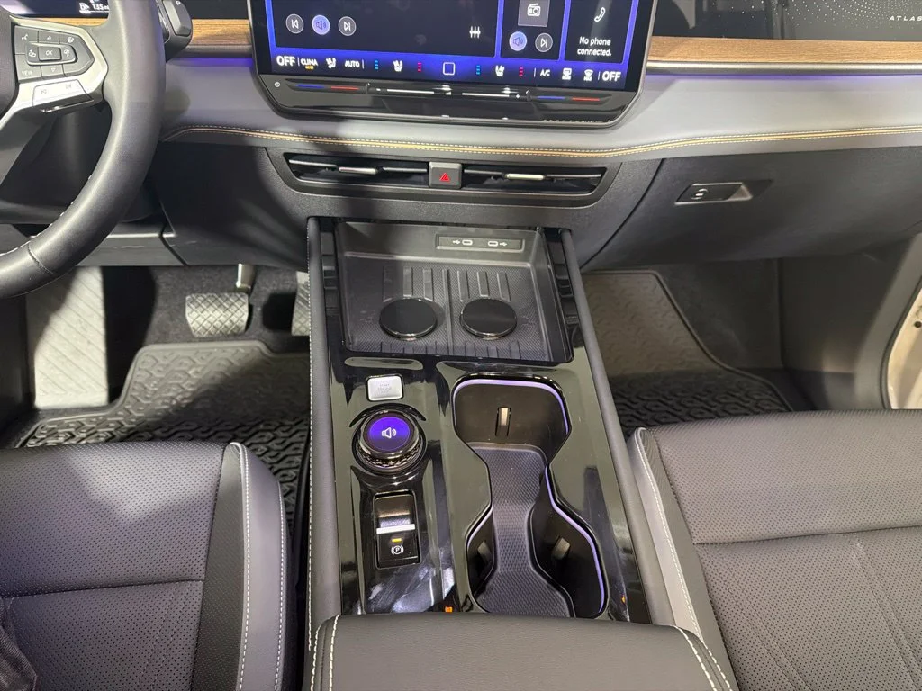 New 2027 Beige/tan Volkswagen SE w/Technology image 17