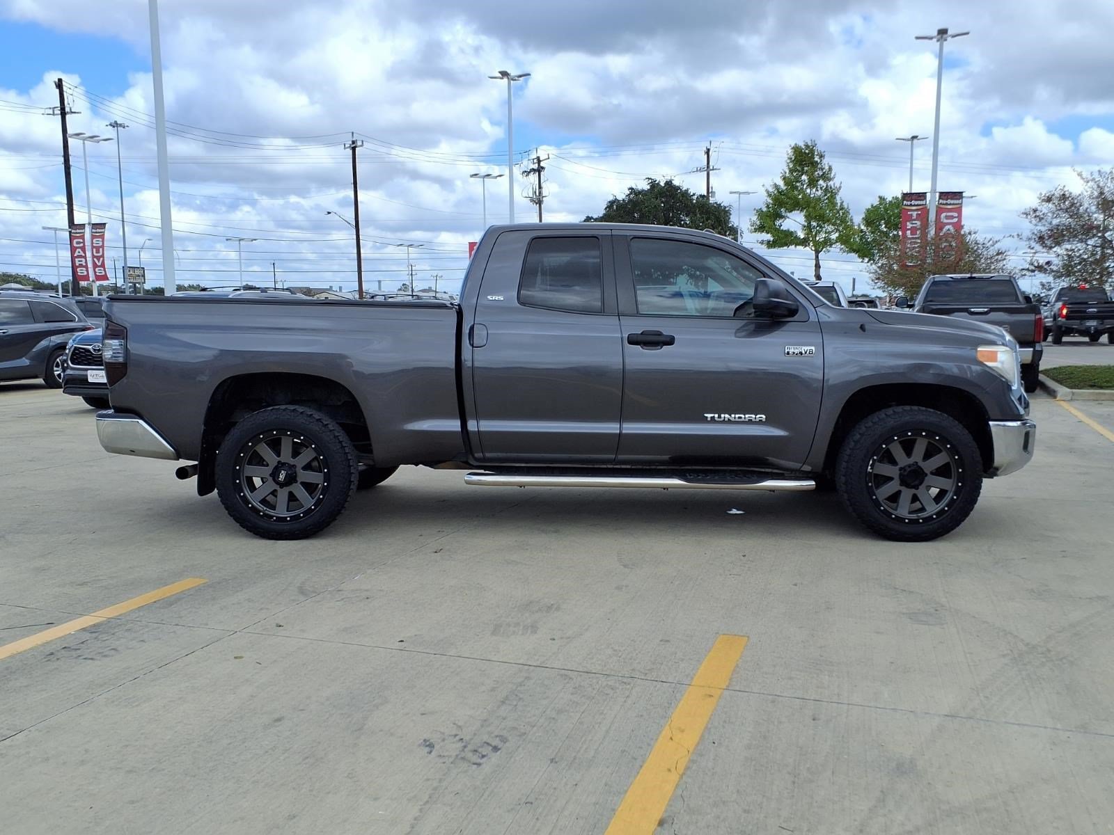 Used 2017 MAGNETIC GRAY MET Toyota SR5 image 4