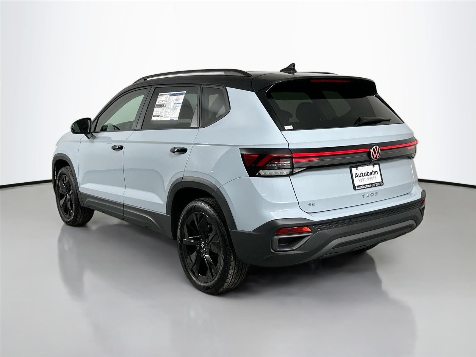 Certified Used 2025  Volkswagen SE Black image 4