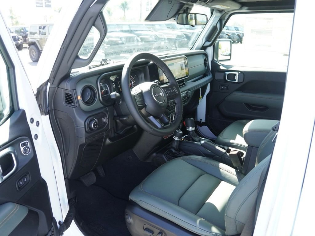 New 2026 Bright White Clear-Coat Exterior Paint Jeep Mojave image 16