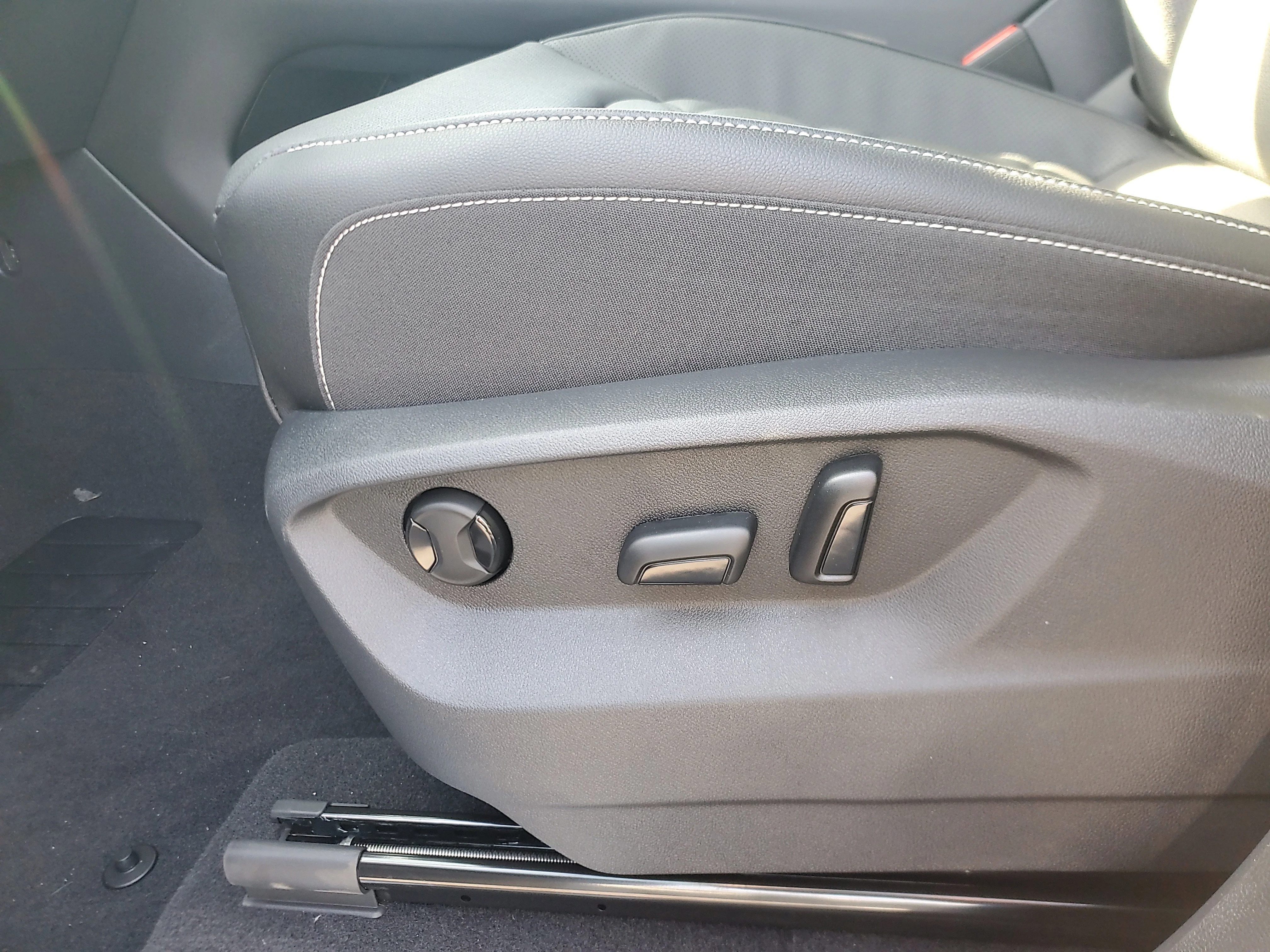 New 2026 Silver Volkswagen 2.0T SE w/Technology image 16