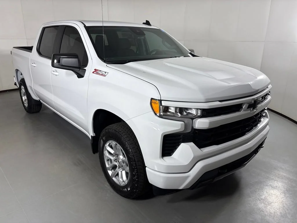 New 2026 Summit White Chevrolet RST image 2