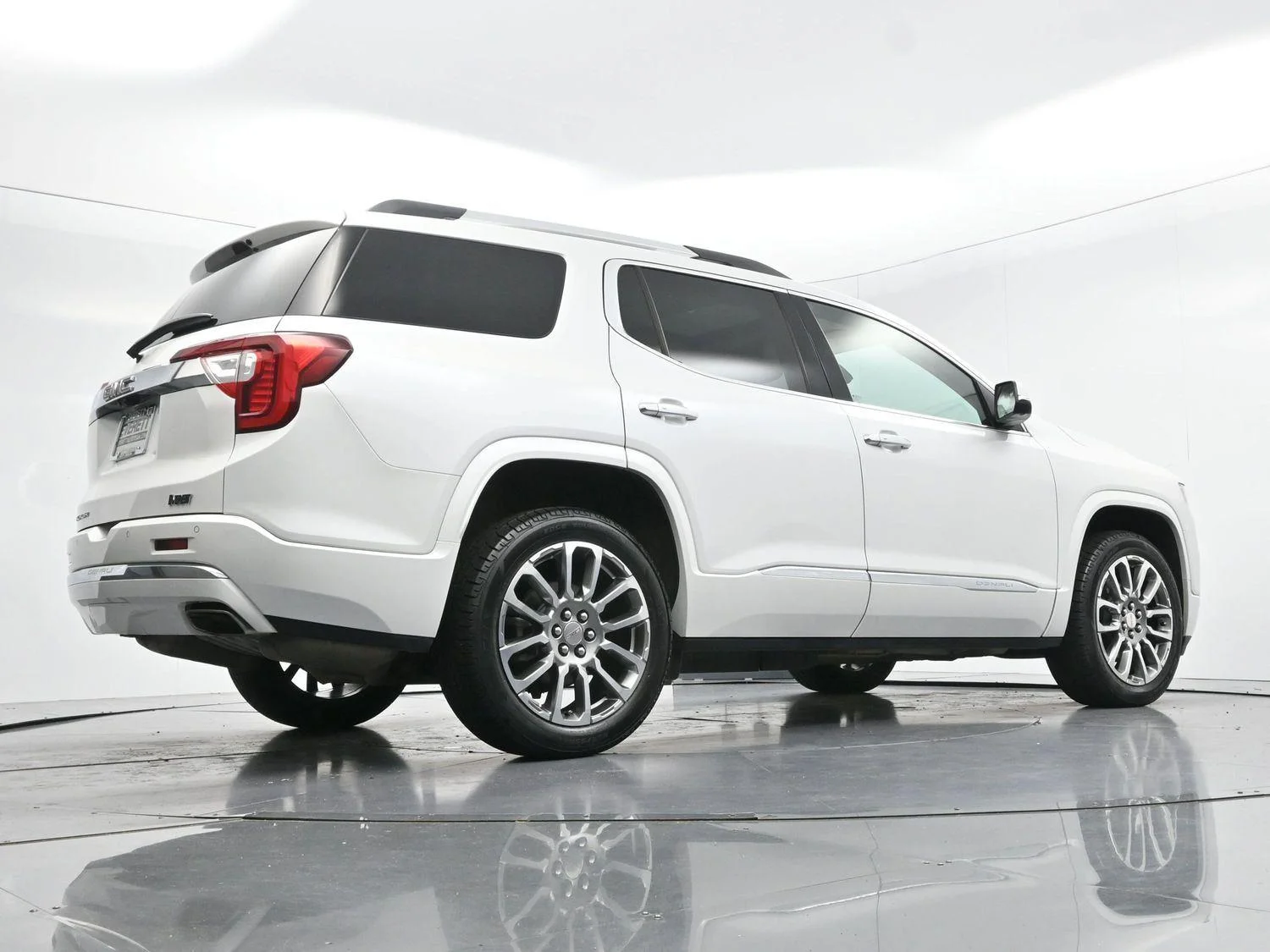 Used 2023 White Frost Tricoat GMC Denali image 46