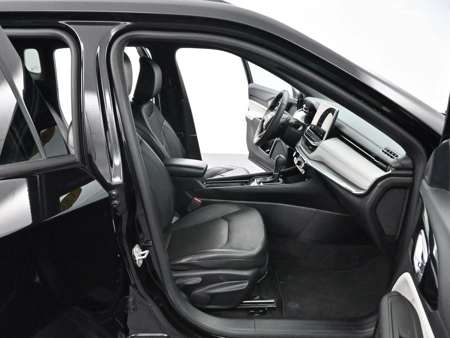 Used 2023 Diamond Black Crystal Pearlcoat Jeep Limited image 27