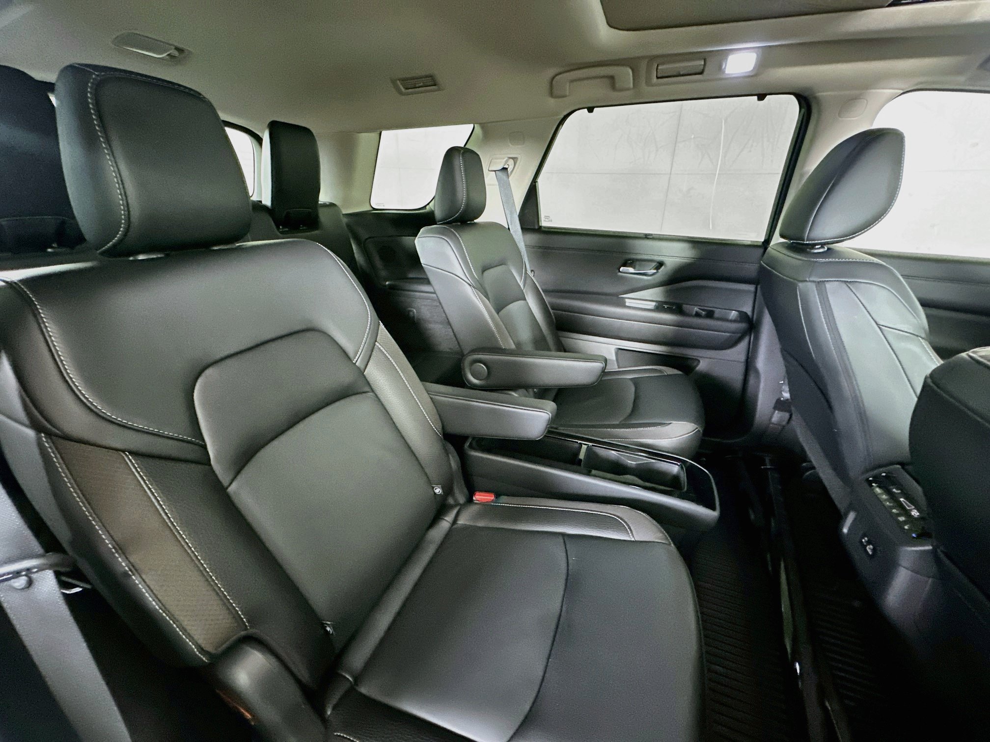 Used 2023 Pearl White Tricoat/Super Black Nissan SL image 30