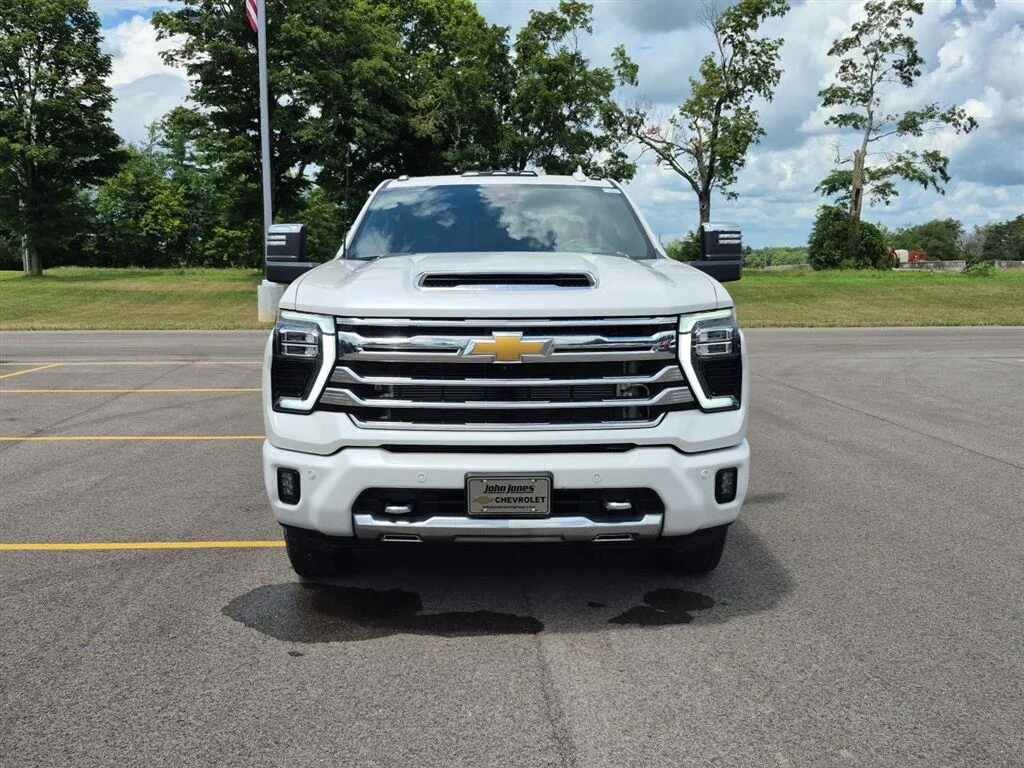 Used 2024 Summit White Chevrolet High Country image 2