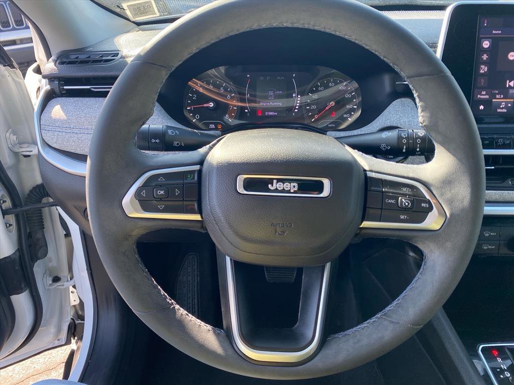 Used 2022 Bright White Clearcoat Jeep Latitude image 10
