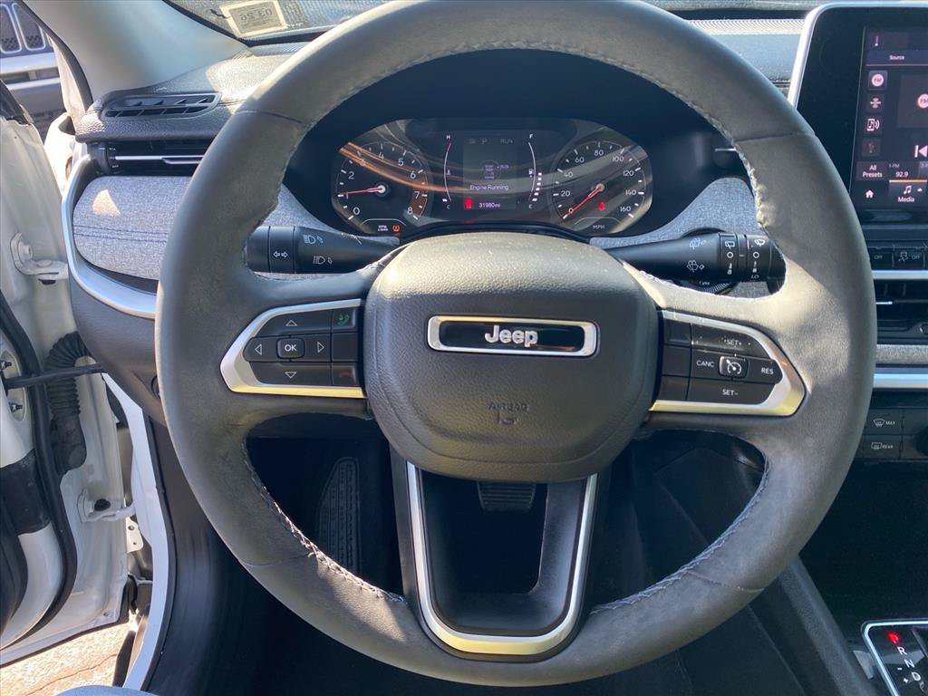 Used 2022 Bright White Clearcoat Jeep Latitude image 10