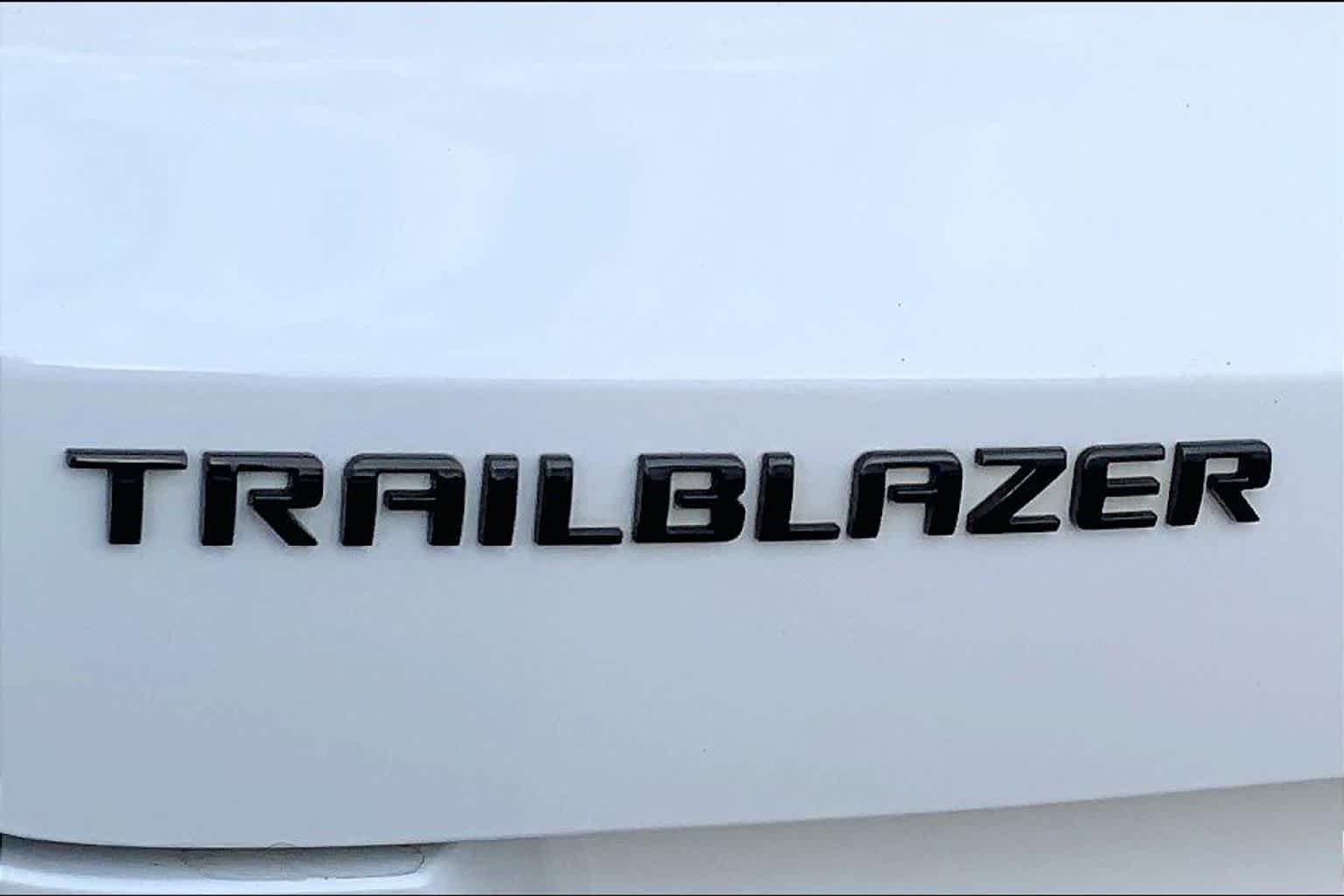 Used 2023 Summit White Chevrolet RS image 28