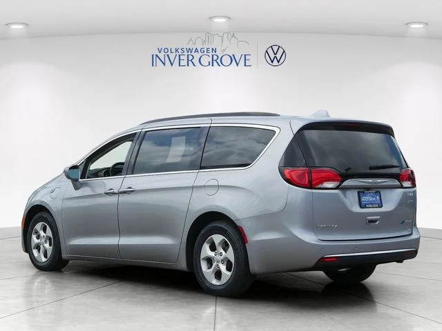 Used 2017 Silver Chrysler Premium image 5