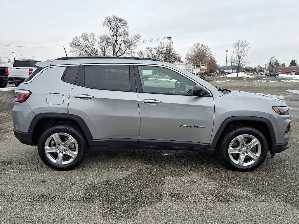 Used 2023 Silver Jeep Latitude image 13
