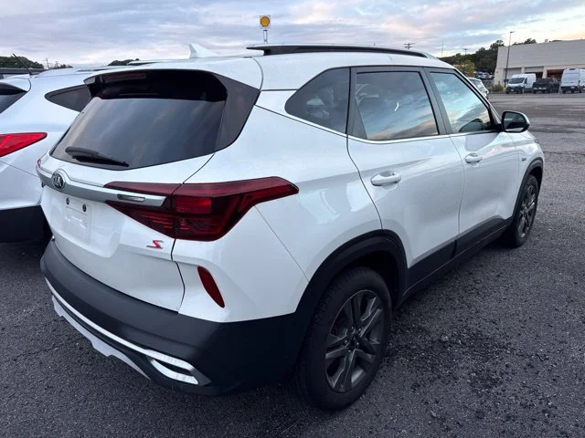 Used 2021 White Kia S image 3
