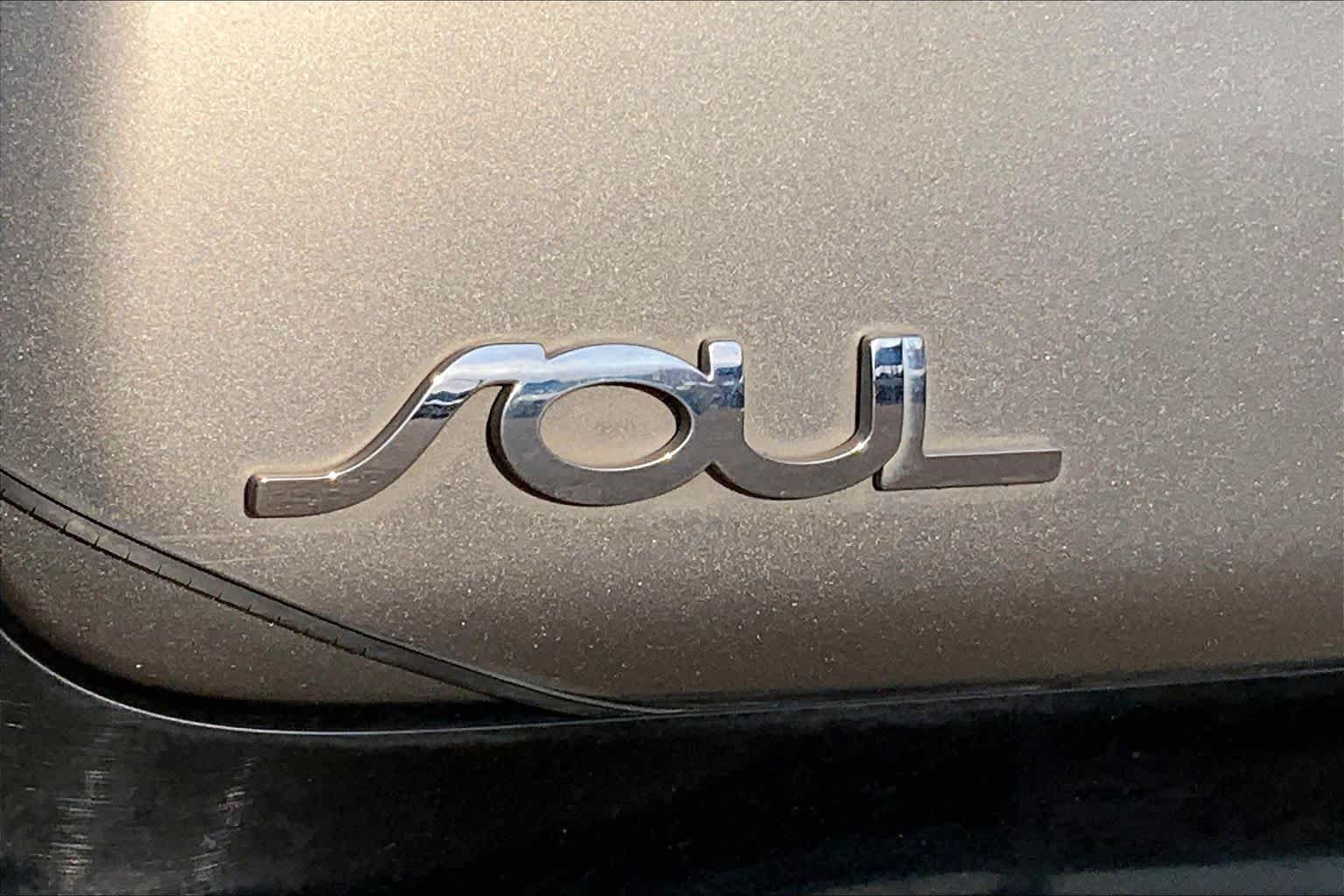 Used 2014 Titanium Gray Kia Base image 10
