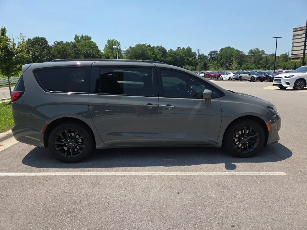 Used 2020 Ceramic Gray Clearcoat Chrysler Launch Edition image 4
