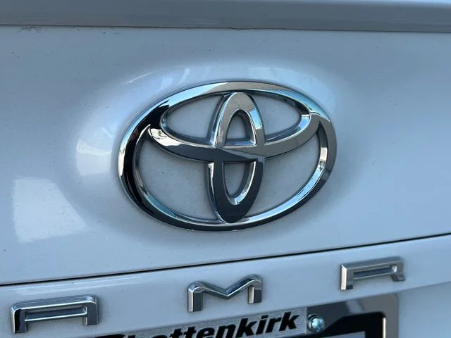 Used 2021 Wind Chill Pearl Toyota XSE V6 image 17