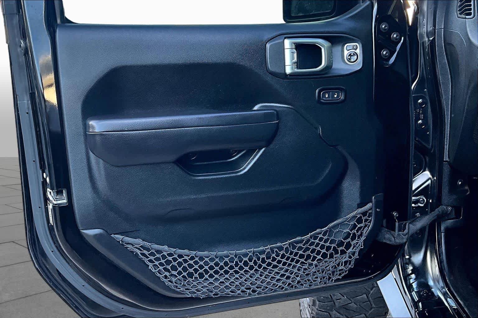 Used 2020 Black Clearcoat Jeep Sport S image 21