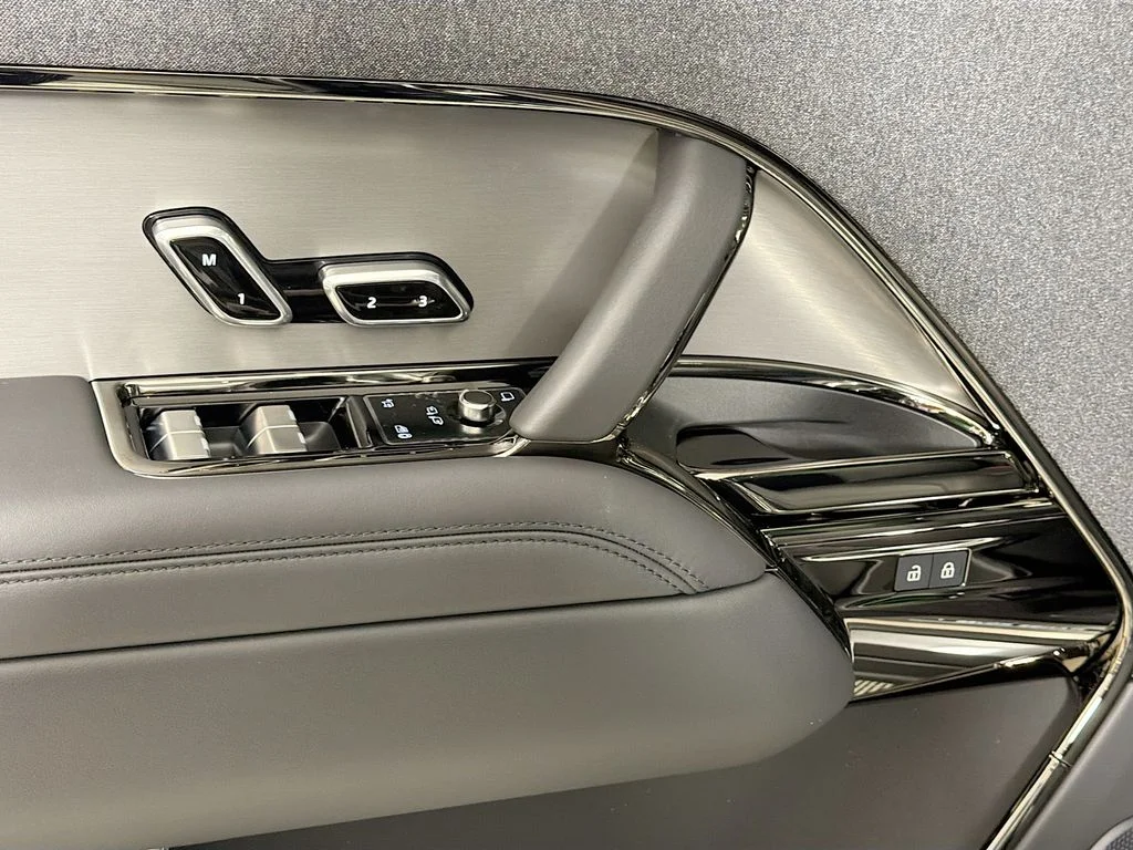 New 2026 Carpathian Grey Land Rover SE image 18