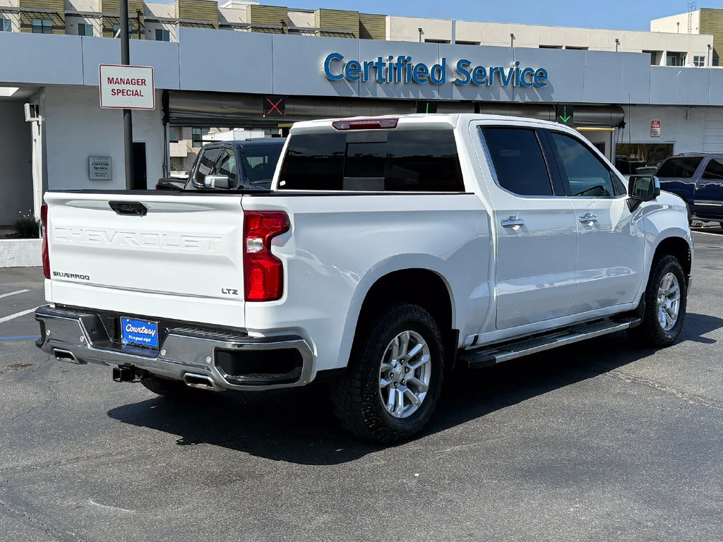 Used 2025 Summit White Chevrolet LTZ image 7