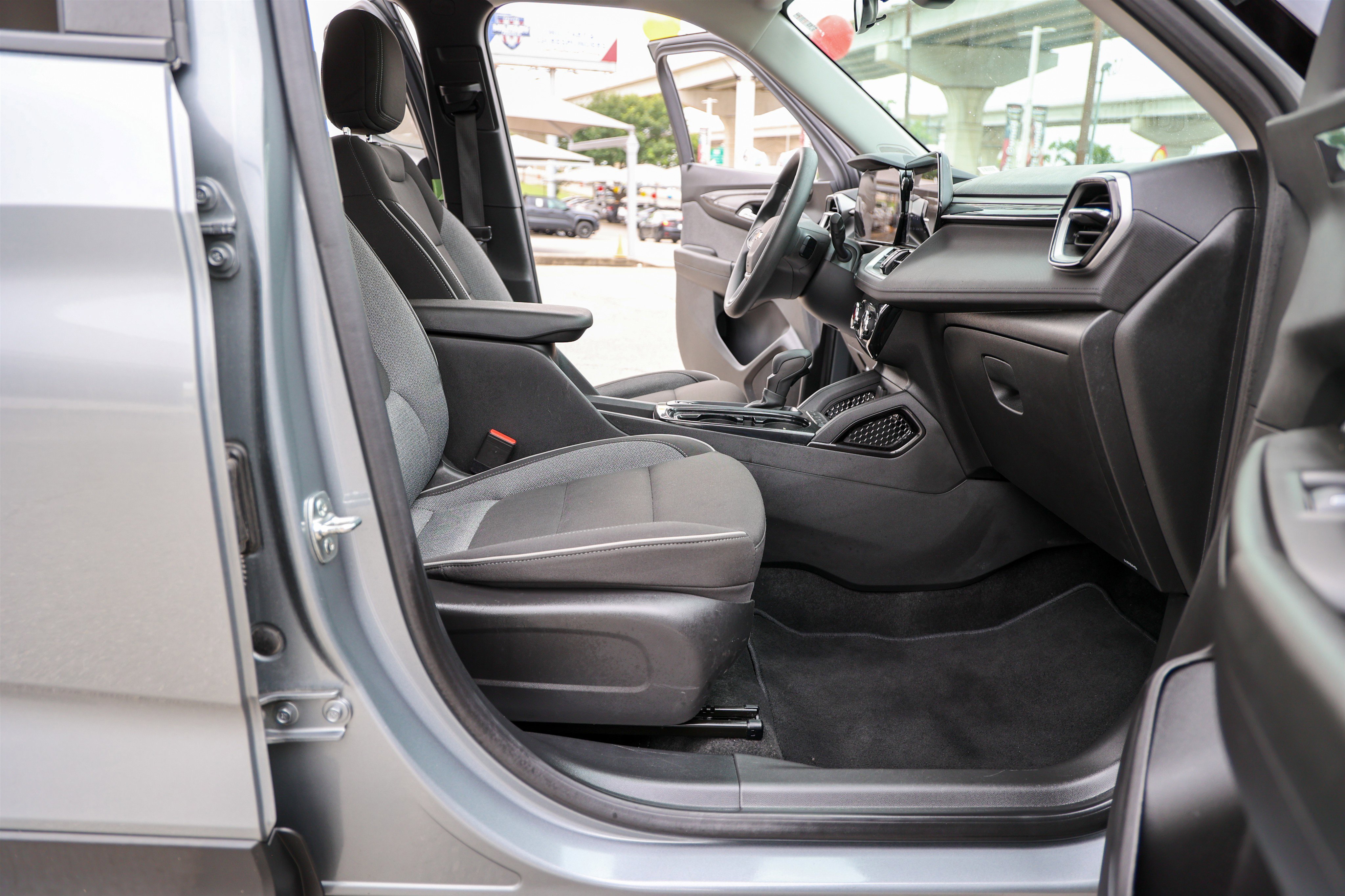 Used 2025 Sterling Gray Metallic Chevrolet LT image 40