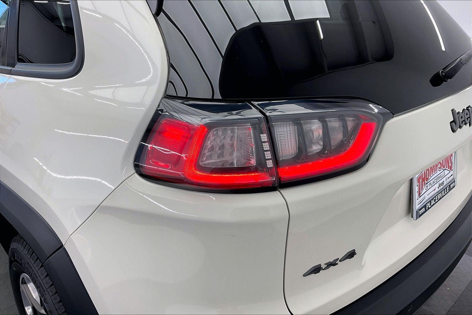 Used 2019 Pearl White Pearlcoat Jeep Trailhawk image 29