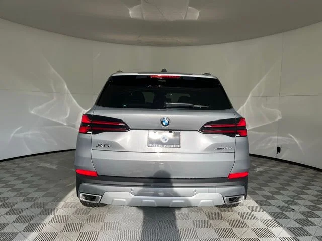 Used 2026 Skyscraper Grey Metallic BMW xDrive40i image 6