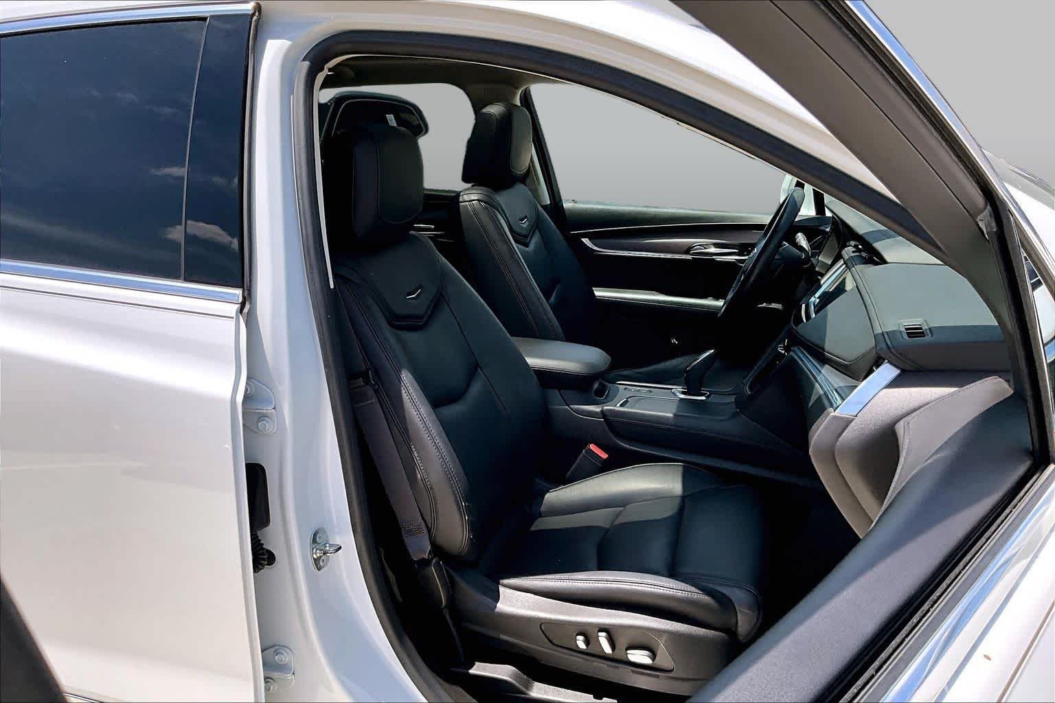 Used 2017 Crystal White Tricoat Cadillac Premium Luxury FWD image 9