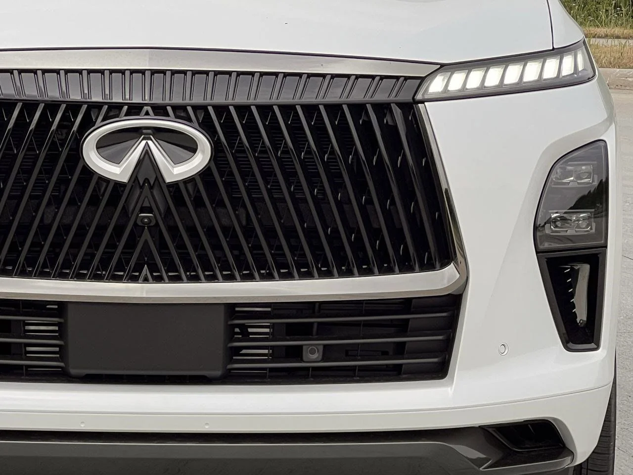 New 2026 2T RADIANT WHIT INFINITI Autograph 4WD image 8