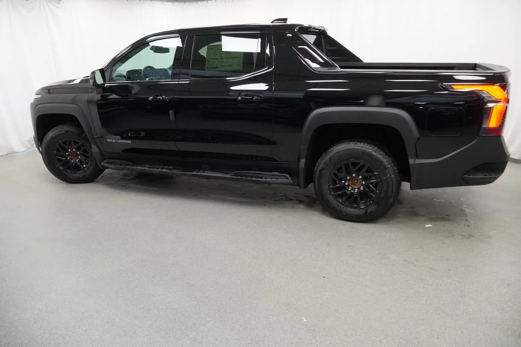 New 2026 Black Chevrolet LT - Extended Range image 35