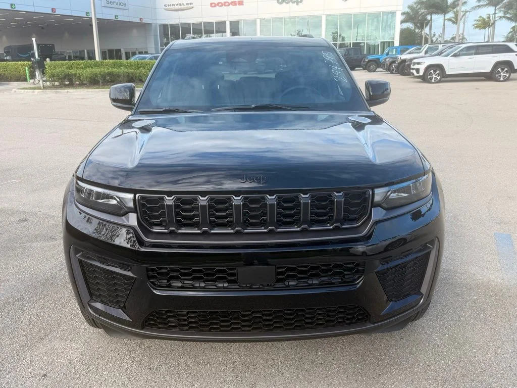 New 2026 Diamond Black Crystal Pearl-Coat Exterior Paint Jeep Altitude image 8
