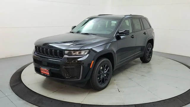 New 2026 Diamond Black Crystal Pearlcoat Jeep Altitude image 3