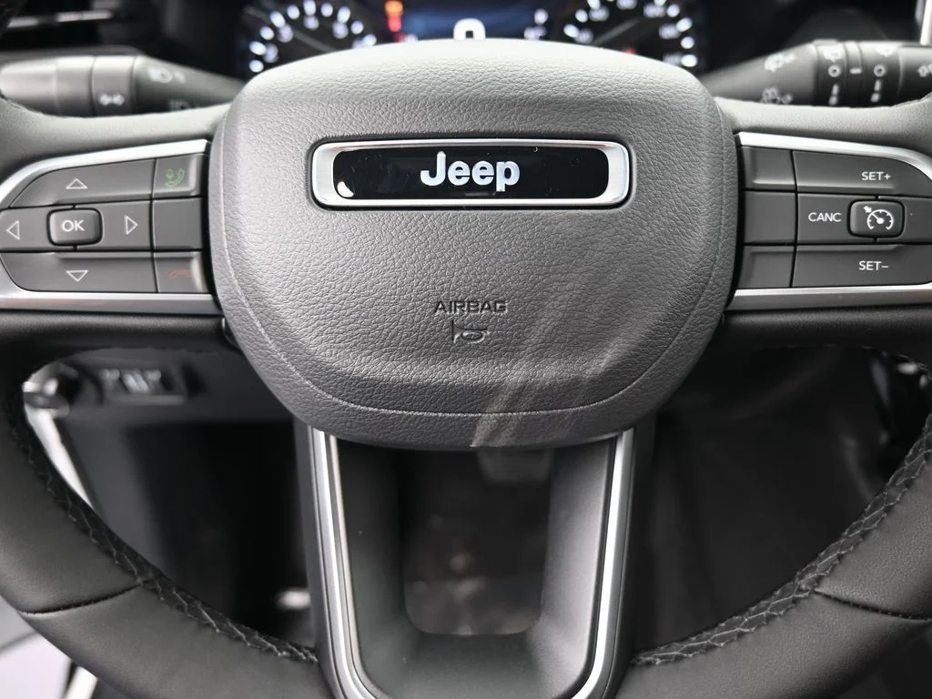 New 2026 Bright White Clear-Coat Exterior Paint Jeep Latitude image 24