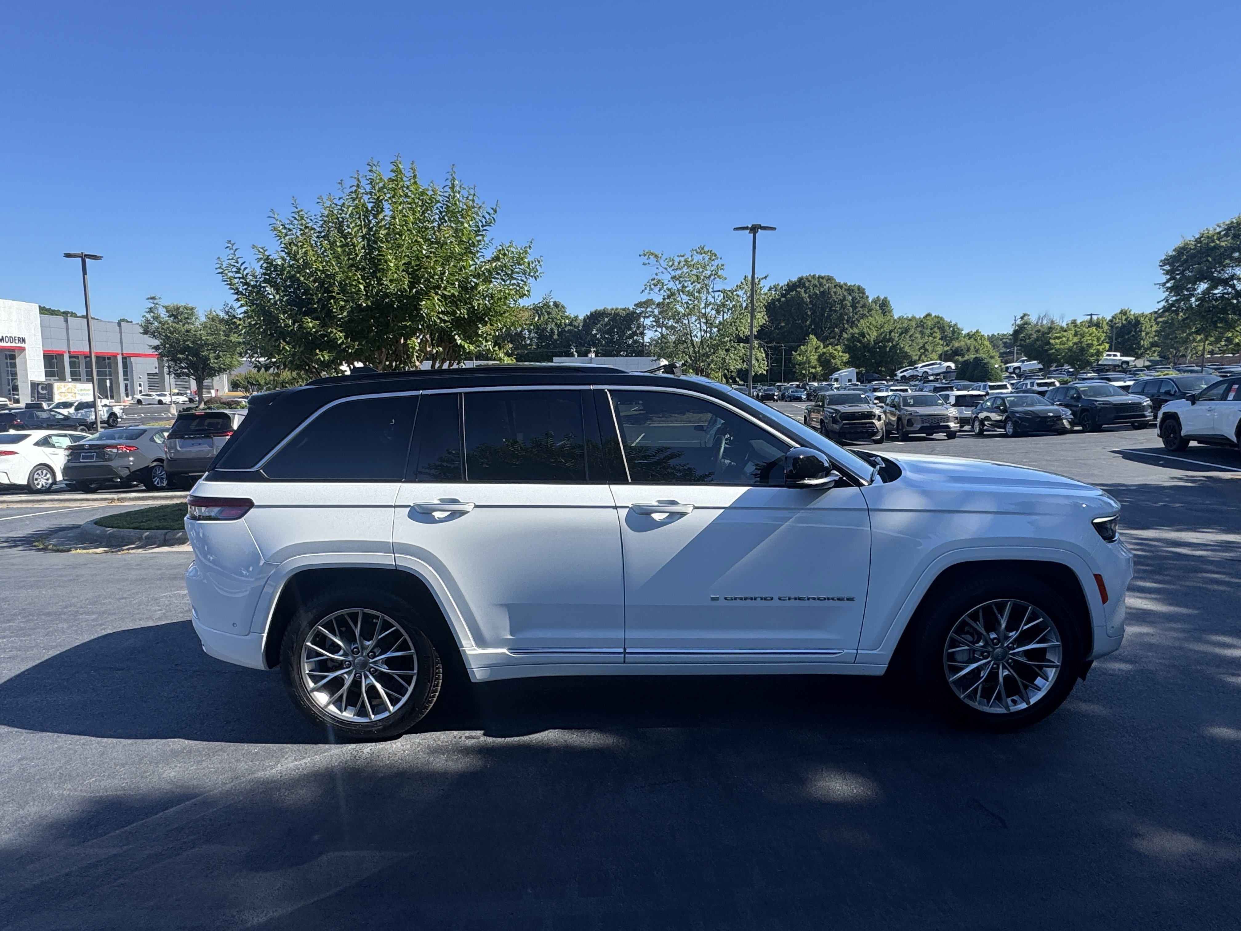Used 2025 Bright White Clearcoat Jeep Summit image 4