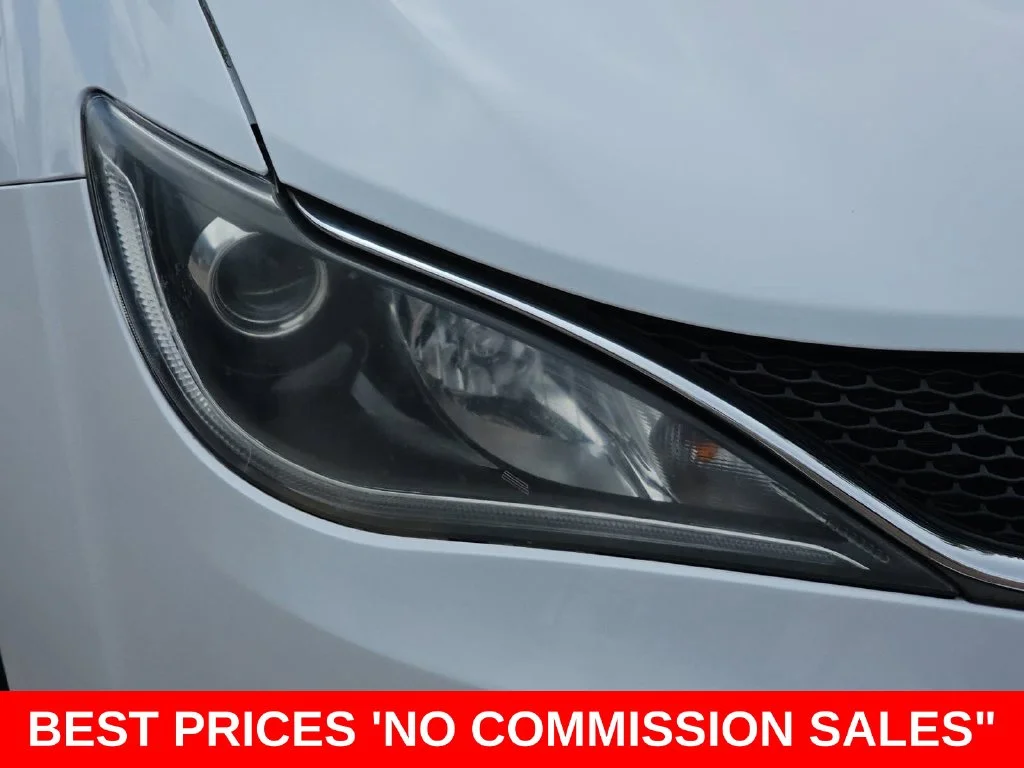 Used 2018 White Chrysler Touring L image 34