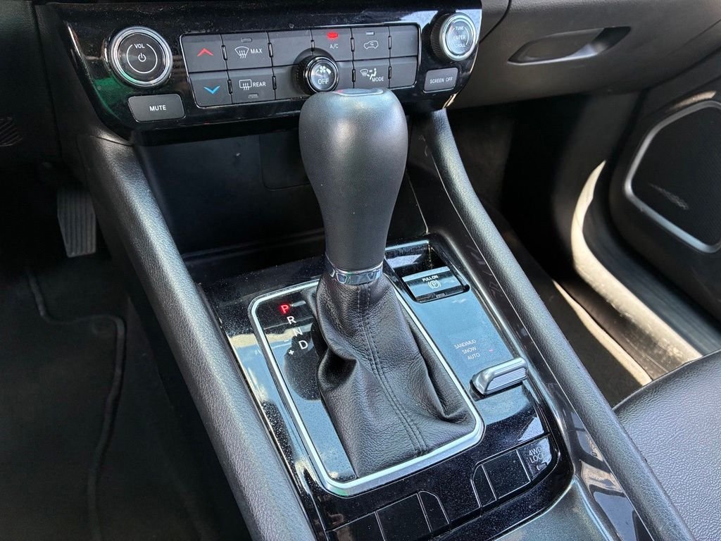 Used 2024 White Jeep Latitude image 26
