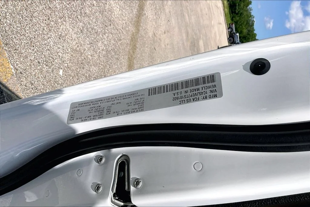 New 2026 Bright White Clear-Coat Exterior Paint Jeep Summit Reserve image 11