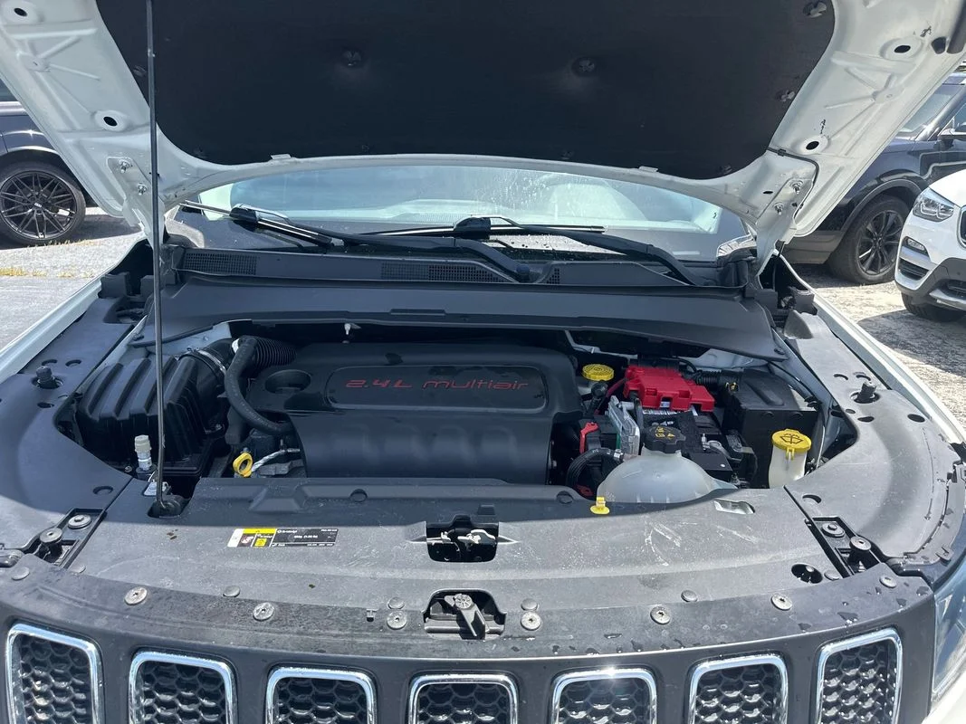 Used 2019  Jeep Latitude FWD image 9
