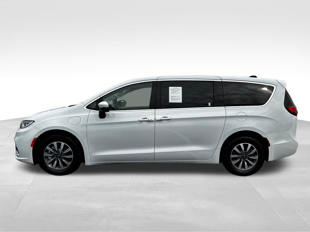 Used 2023 White Chrysler Touring L image 2