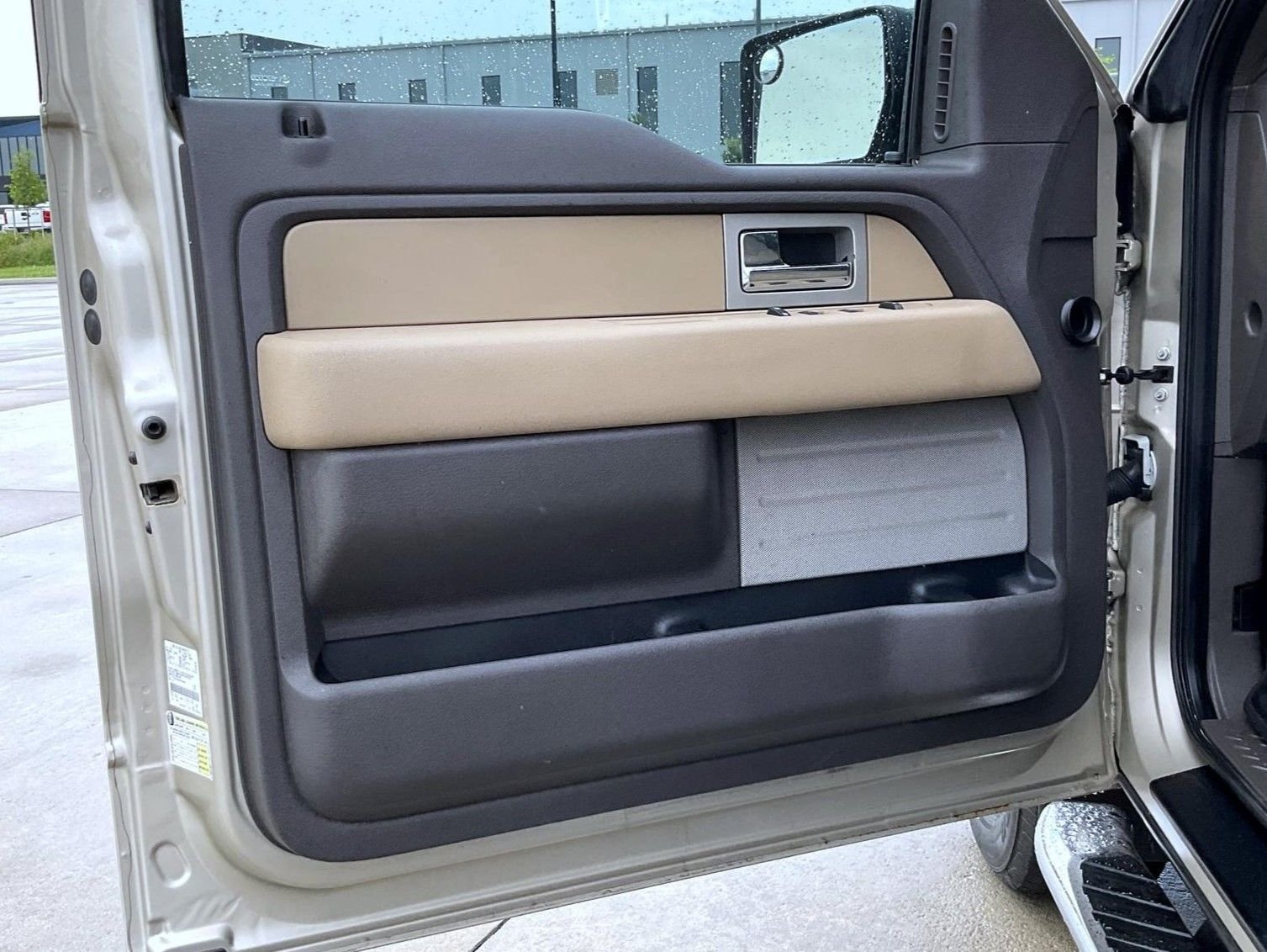 Used 2010 Gold Ford XLT image 9