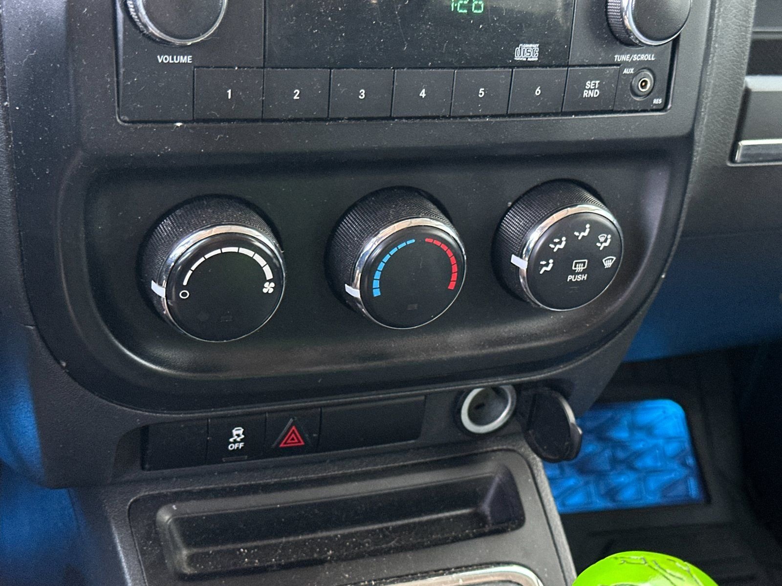 Used 2015 True Blue Pearlcoat Jeep Sport image 17