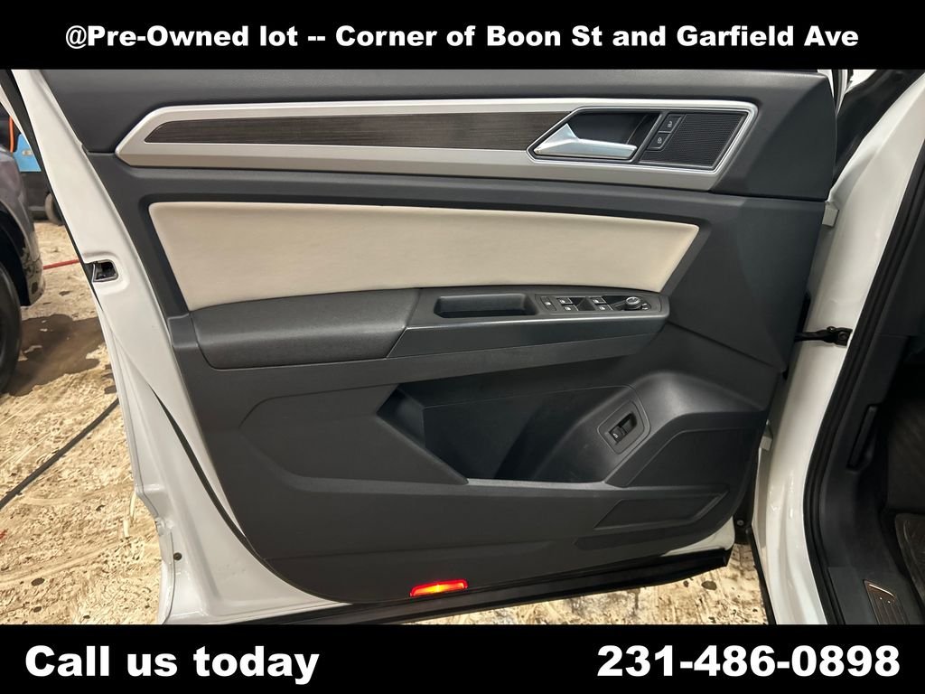 Used 2018 White Volkswagen SEL image 15