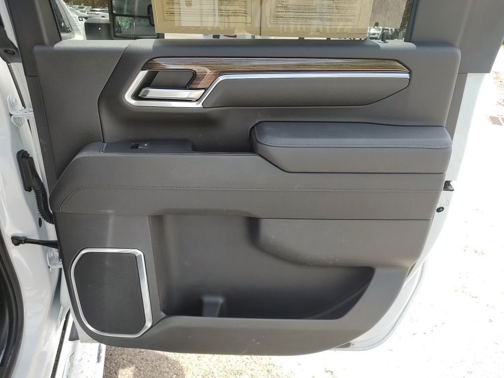 Used 2025 White Chevrolet LT image 42