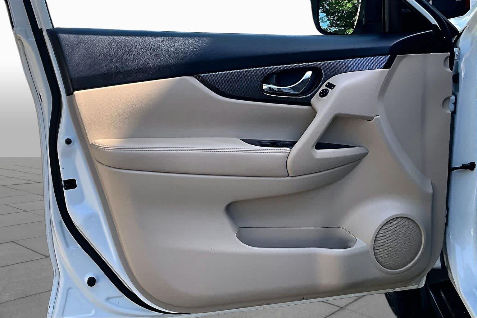 Used 2014 Moonlight White Nissan SL image 21