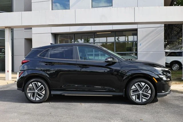 Used 2023 Ultra Black Hyundai SE image 4