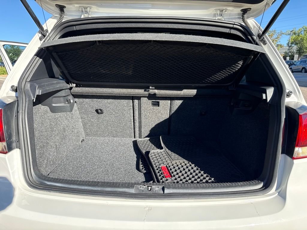 Used 2011 White Volkswagen Base image 25